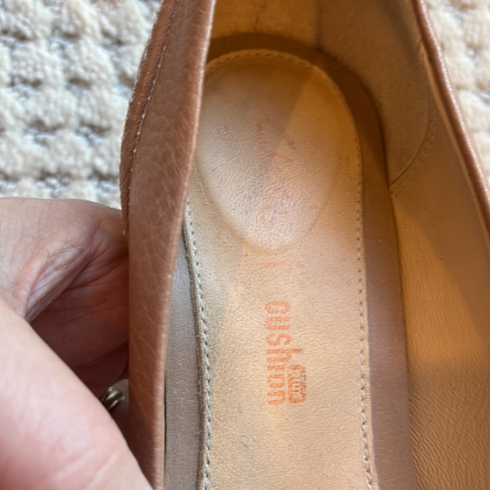 Clarks- Light Beige - Picture 8 of 8